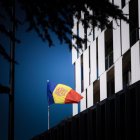 La bandera andorrana onejant.