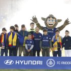 Els joves animadors de l'FC Andorra amb el Tamarro.