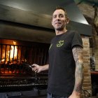 El cuiner Aitor, a les brases del Raïm


Foto: Fernando Galindo