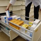 Una farmacèutica buscant un medicament.