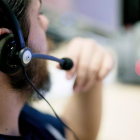 Un teleoperador al seu lloc de treball.