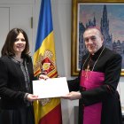 La ministra d'Afers Exteriors, Imma Tor, rebent les còpies d'estil del nou nunci apostòlic, Piero Pioppo.