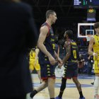 Kostadinov saludant Bassas al Poliesportiu.