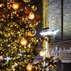 La façana del comú d'Andorra la Vella amb decoracions nadalenques