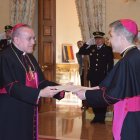 Josep Lluís Serrano, entregant les cartes credencials del Nunci a Monsenyor Pioppo