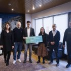 Els cònsols del comú d’Andorra la Vella, Sergi González i Olalla Losada, el president del BC MoraBanc Andorra, Gorka Aixàs, la responsable de Responsabilitat Social Corporativa del club, Natàlia De Felipe, i el president de l’entitat beneficiària, Joan Rossell, acompanyat del secretari, Arnau Calvet