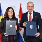 La ministra d’Afers Exteriors, Imma Tor, i el ministre d’Afers Exteriors i Europeus croat, Gordan Grlić Radman, durant la signatura de l'acord de mobilitat.