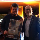 El guanyador del premi, Albert Ruiz Feijóo, amb el conseller de Cultura, Infància i Joventut, Joan Sans.