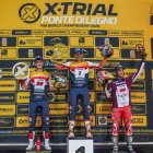 Toni Bou, al centre, celebrant la victòria a Itàlia.