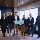 Entrega del xec a l’associació.