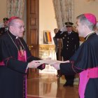 Serrano rebent les cartes credencials.