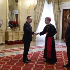 El Copríncep Episcopal, Josep-Lluís Serrano Pentinat, rebent el cap de Govern, Xavier Espot, a la recepció de Nadal.