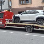 La grua emportant-se un vehicle sinistrat.