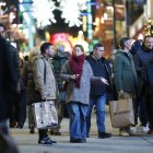 Turistes a l’eix comercial aquest desembre.