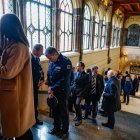 Autoritats esperant per saludar el Copríncep.