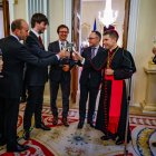Josep Maria Rossell, Carles Ensenyat, Robert Mauri, Xavier Espot i Josep-Lluís Serrano, brindant a la recepció de Nadal d’ahir.