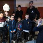 Infants del Casal de la Massana en els estudis de ràdio de la parròquia per fer el podcast