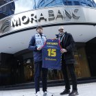 Kostas Kostadinov i Francesc Solana, abans de la presentació a la seu central de MoraBanc.