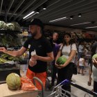 Compradors a una fruiteria.