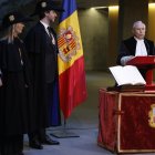 El nou magistrat del TC, Víctor Torre de Silva, jurant el càrrec davant dels síndics generals.