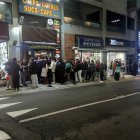 Una multitud davant una creperia a l'avinguda Meritxell