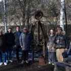 Els cònsols d’Ordino, Maria del Mar Coma i Eduard Betriu, la consellera de la majoria, Cristina Montolio, i familiars de Bonaventura Riberaygua amb l'escultura.