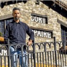 El xef Àlex Kinchella, a l'entrada del restaurant la Cort de Popaire.