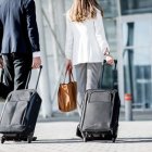 Dues persones amb maletes.