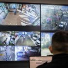 Un vigilant controlant les càmeres de l'aparcament Centre Ciutat.