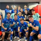 L’equip va celebrar la victòria al vestidor.