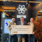 El xec de 1.465€ que ha rebut l'Associació Andorrana contra el Càncer a UNNIC.