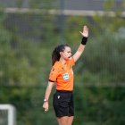 Marta San Juan arbitrant un partit.
