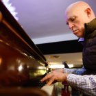 L'Albert Villaró tocant el piano