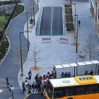 Un autobús en una parada.