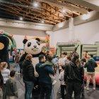 Famílies amb una de les atraccions del Saló.