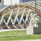 Estàtua al Parc Central que representa dos joves mirant el telèfon mòbil.