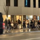 Clients esperant el seu torn a la cafeteria Balanzen.