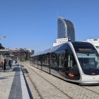 El tramvia de Lieja és pren com a referència pel cost i les característiques.