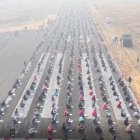 Una pista d'aterratge es converteix en una aula d'exàmens a l'Índia.