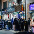 Cues de clients esperant per fer-se amb una crep a l’establiment de la Rotonda.