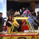 Dos infants juguen al Saló de la Infància i de la Joventut d'Encamp.