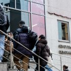 Gent fent cua al servei d’Immigració.