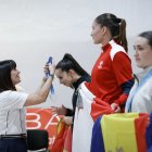 La ministra de Cultura, Joventut i Esports, Mònica Bonell, lliurant les medalles als atletes dels Jocs dels Petits Estats.