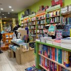 Gent fent les compres de Nadal en una llibreria.