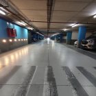 Un dels passadissos de l’aparcament.