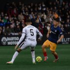 El tricolor Dani Villahermosa davant Youness, del Ceuta, en una acció del partit a l’Alfonso Murube.