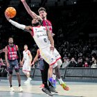 Evans, el millor de l’equip ahir, entra a cistella.