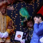 Un infant entrega la carta per als Mags d'Orient al patge reial a Escaldes