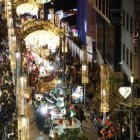 Centenars de persones s'apleguen als carrers d'Andorra la Vella per veure la cavalcada.