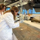 Tècniques de Patrimoni analitzen el frontal d’altar.